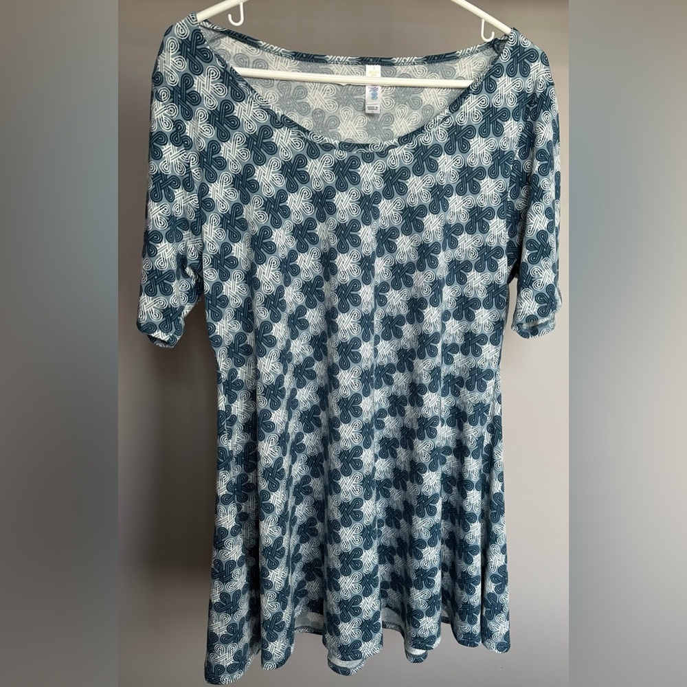 LULA ROE blue ikat patterned short sleeved scoped neck shirt.  Size LARGE.